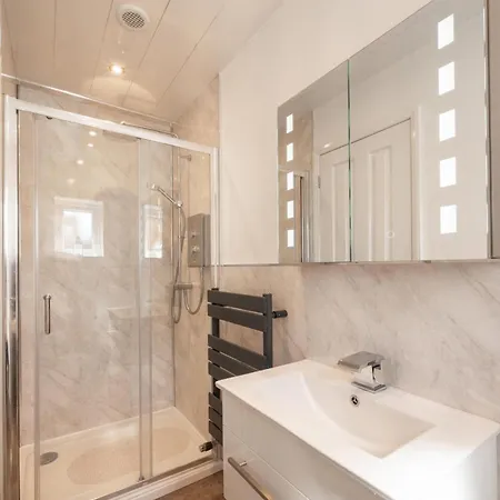 2 Bed In Oc-w905 * Whitby